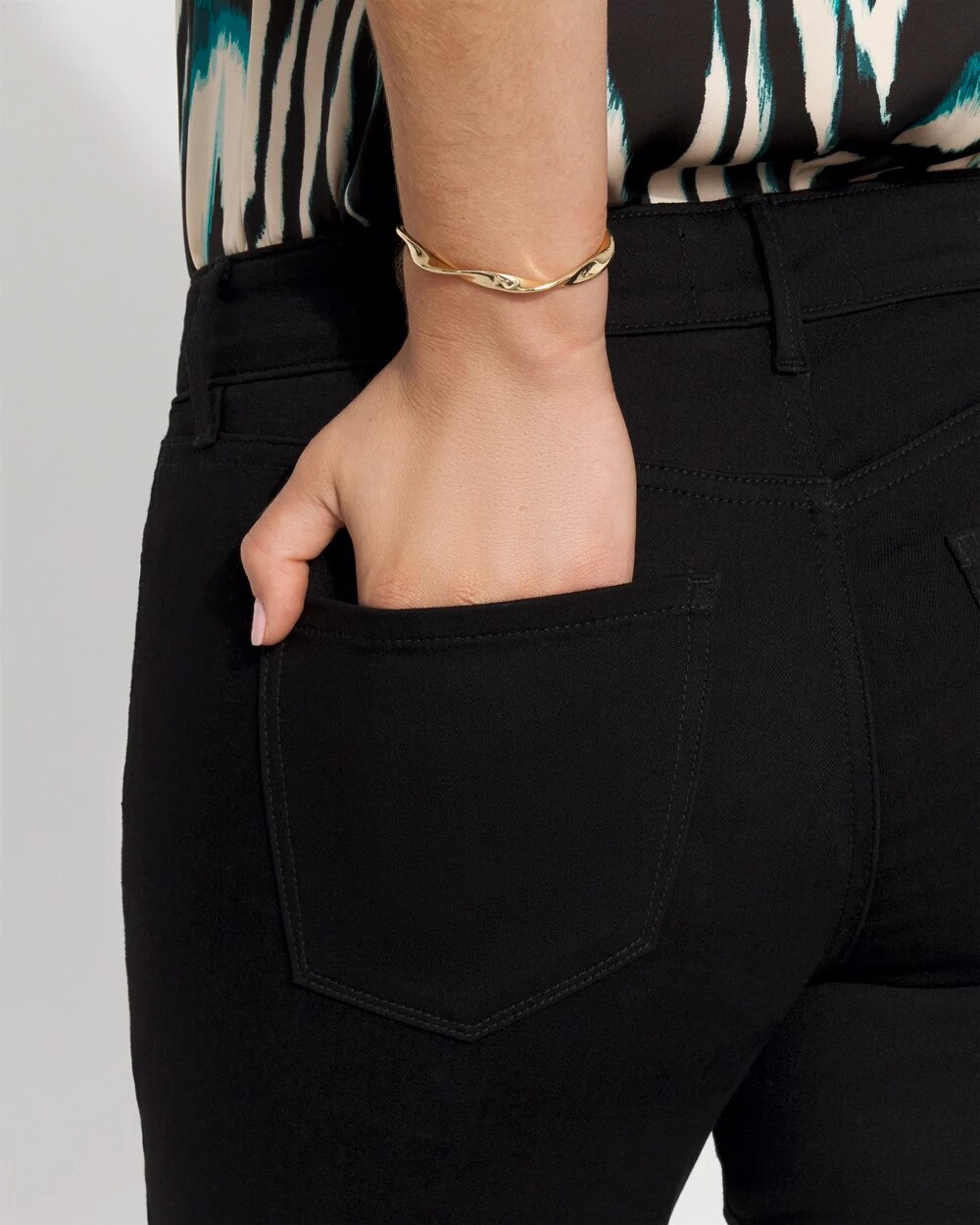WHBM_Bootcut20520Pocket_570396967_BLK004767_OF_ALT202.jpeg