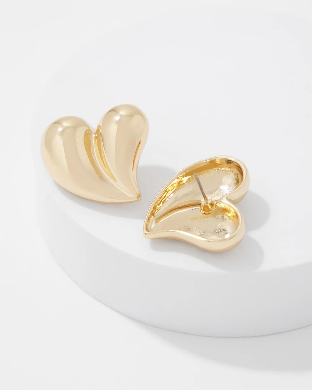 WHBM_ER20Gld20Sculp20Heart20Stud_570404468_TAN000932_TT_ALT202.jpeg